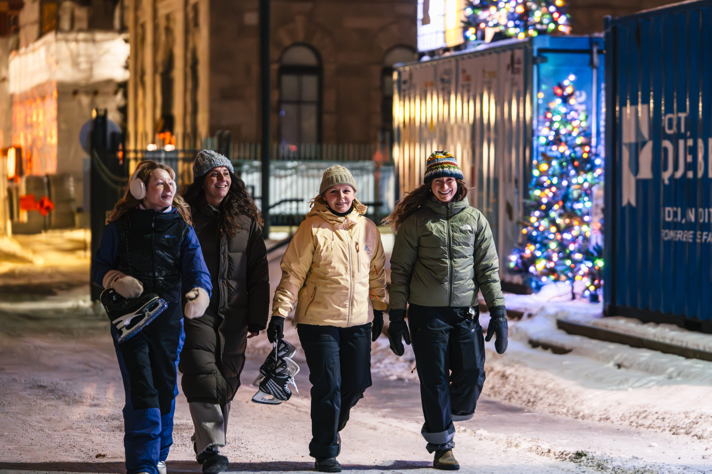un groupe de filles se dirigent, patins en main, vers la discoglace