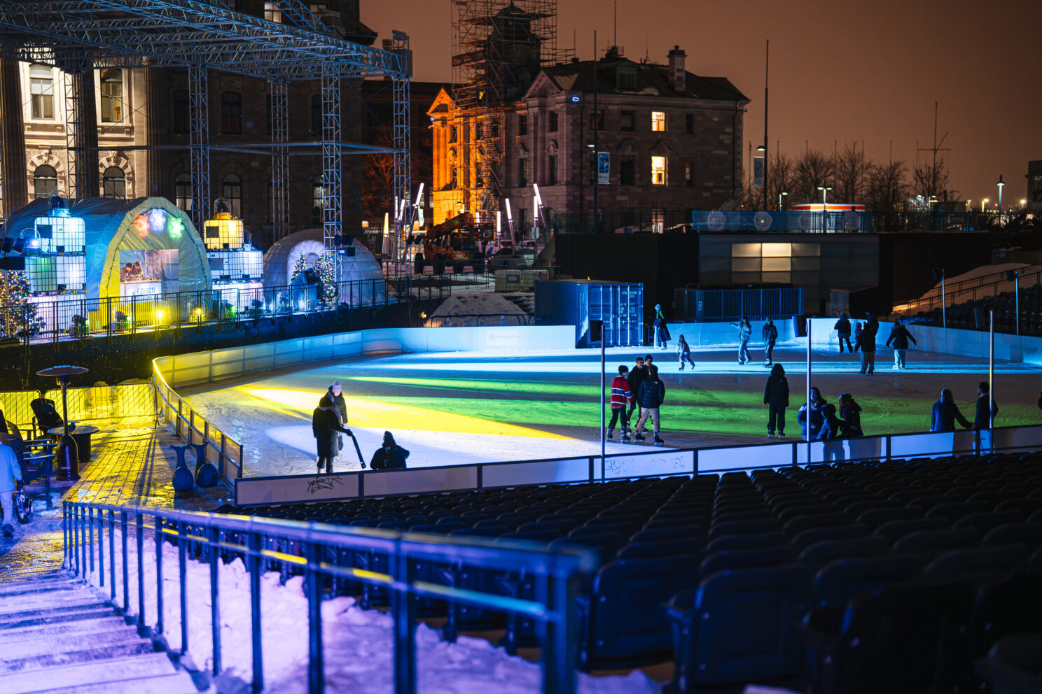 Image vue de haut de la discoglace avec vue sur des visiteurs qui patinent